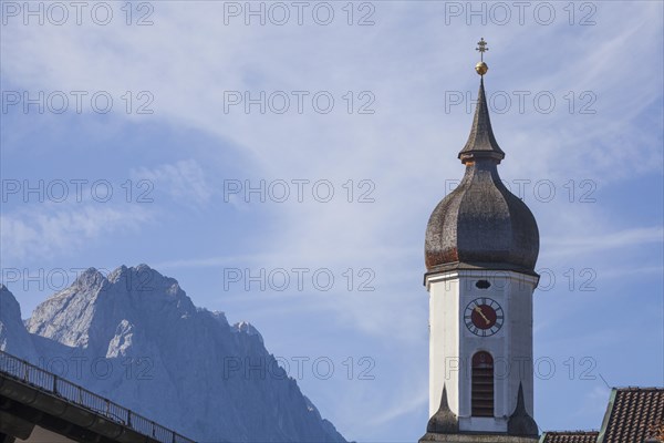 St Martin's parish church, Wetterstein mountains with Zugspitze massif, Garmisch district, Garmisch-Partenkirchen, Werdenfelser Land, Upper Bavaria, Bavaria, Germany, Europe