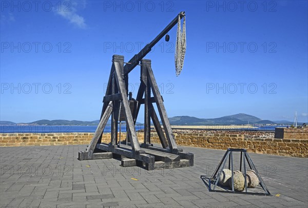 Medieval catapult at fortress wall of Alghero, Sardinia, Italy, Mediterranean, Southern Europe, Europe