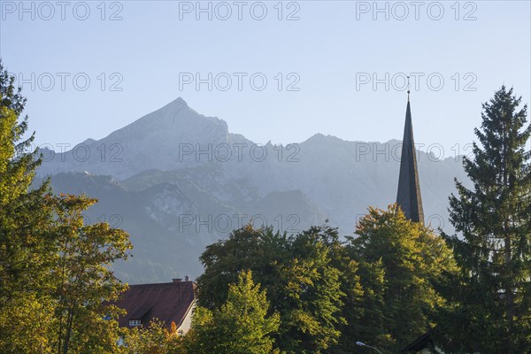 Old parish church of St Martin in the evening light, Wetterstein mountains with Alps, Partenkirchen district, Garmisch-Partenkirchen, Werdenfelser Land, Upper Bavaria, Bavaria, Germany, Europe