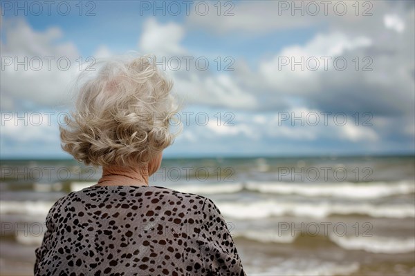 Back view of senior woman at beach. KI generiert, generiert, AI generated