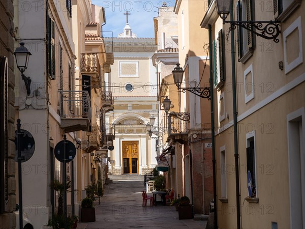 Alley in the old town centre, behind the church of Santa Maria Maddalenal, Maddalena, Isola La Maddalena, Sardinia, Italy, Europe