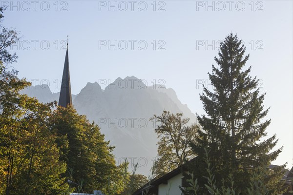 Old parish church of St Martin in the evening light, Wetterstein mountains with Zugspitze massif, Garmisch-Partenkirchen, Werdenfelser Land, Upper Bavaria, Bavaria, Germany, Europe