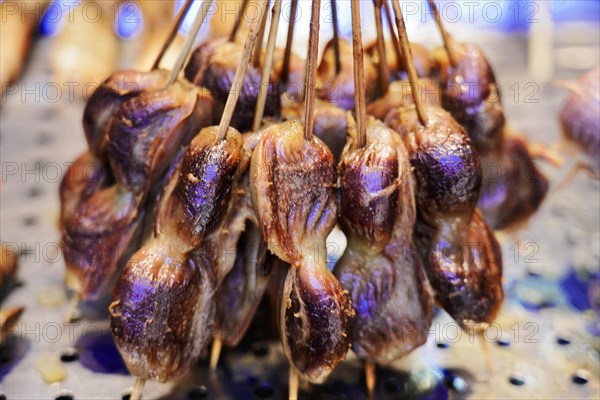 Supermarket, Vegetable market in the centre of Shanghai, China, Asia, A close-up of roasted pigeons lined up and served as street food, Shanghai, Asia