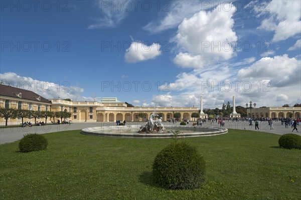 Court of Honour with fountain and main entrance, Schoenbrunn Palace, Schoenbrunn, Vienna, Austria, Europe