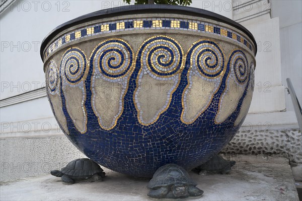 Flower bowl with shields in front of the entrance to the exhibition centre of the Vienna Secession (Viennese Art Nouveau), 1898, designed by Otto Wagner, built by Joseph Maria Olbrich, Vienna, Austria, Europe