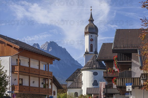 St Martin's parish church, Wetterstein mountains with Zugspitze massif, Garmisch district, Garmisch-Partenkirchen, Werdenfelser Land, Upper Bavaria, Bavaria, Germany, Europe