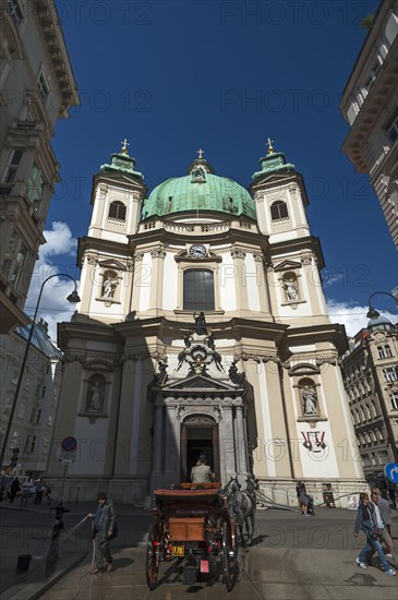Rector's Church of St Peter, 1733 voillendet, in front of it a hackney carriage, Vienna, Austria, Europe