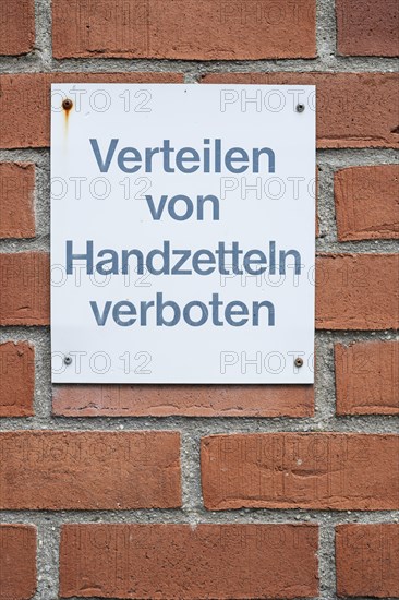 Distribution of flyers prohibited, warning sign on a brick wall on an architectural building in the old town centre of Memmingen, Bavaria, Germany, Europe