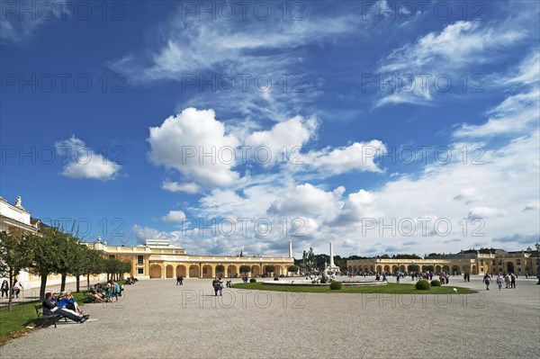 Court of Honour with fountain and main entrance, Schoenbrunn Palace, Schoenbrunn, Vienna, Austria, Europe