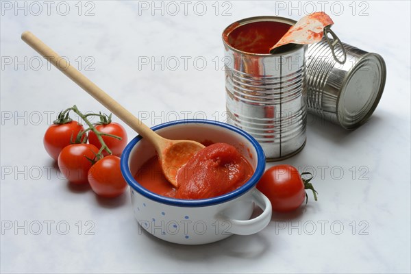 Tinned tomatoes in a bowl, tin can and tomatoes