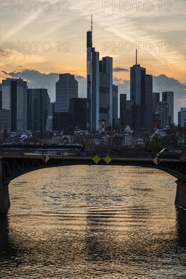 Skyline and banking district at sunset, twilight, Tower 185, Commerzbank, HelaBa, Hessische Landesbank, Deutsche Bank, Ignatz-Bubis-Bruecke, Frankfurt am Main, Hesse, Germany, Europe