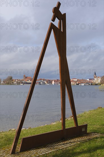 The raftsman, sculpture by Roman Peter, view of Waren with St Georgen's Church and St Mary's Church, Mueritzsee, Waren, Mueritz, Mecklenburg Lake District, Mecklenburg, Mecklenburg-Vorpommern, Germany, Europe