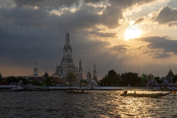 Sunset at Wat Arun, Temple of Dawn, Bangkok, Thailand, Asia