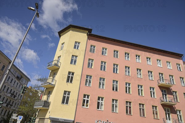 Evacuated and closed house, danger of collapse, Goltzstrasse / Grunewaldstrasse, Schoeneberg, Tempelhof-Schoeneberg, Berlin, Germany, Europe