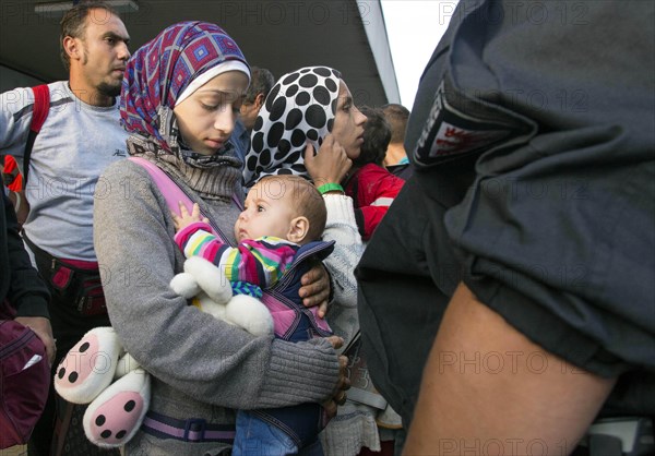 Syrian refugees have arrived at Schoenefeld station on a special train. They are then taken by bus to accommodation in Berlin, 13/09/2015, Schoenefeld, Brandenburg, Germany, Europe