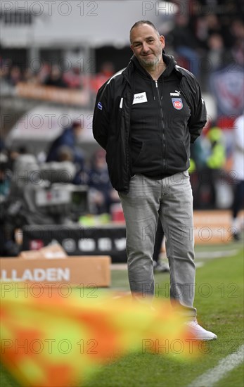 Coach Frank Schmidt 1. FC Heidenheim 1846 FCH on the sidelines sees flag flag offside, Voith-Arena, Heidenheim, Baden-Wuerttemberg, Germany, Europe