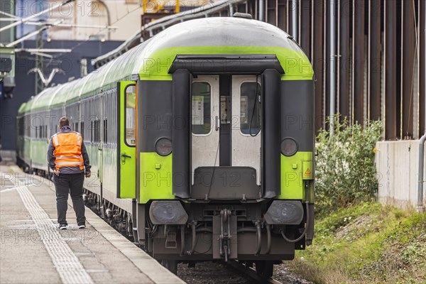 Flixtrain train at Stuttgart main station, track apron with arriving and departing trains, Stuttgart, Baden-Wuerttemberg, Germany, Europe