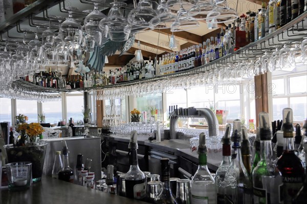List, harbour, Sylt, North Frisian island, A richly stocked bar with a multitude of bottles and hanging glasses above the bar, Sylt, Schleswig-Holstein, Germany, Europe