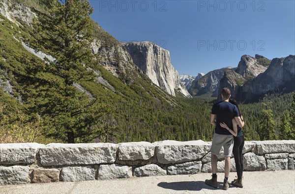 Tourists at Tunnel View, Yosemite Valley, Yosemite National Park, California, United States, USA, Yosemite National Park, California, USA, North America
