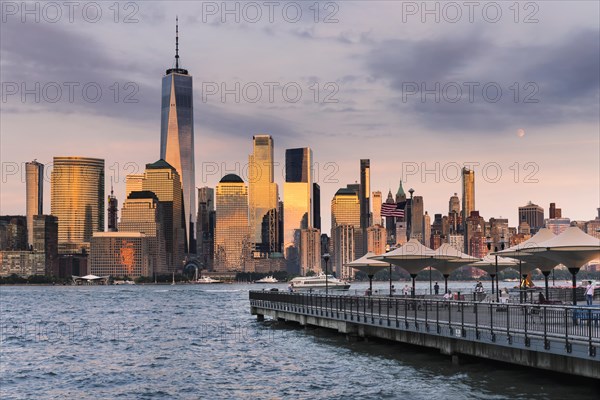 View from Gantry Park to Manhattan with One World Trade Centre at sunset, New York City, New York State, USA, New York City, New York State, USA, North America