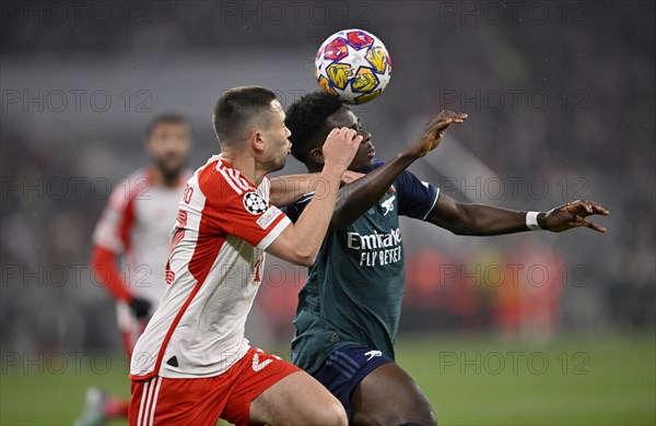 Raphael Guerreiro FC Bayern Muenchen FCB (22) v Bukayo Saka FC Arsenal (07, Allianz Arena, Munich, Bavaria, Germany, Europe