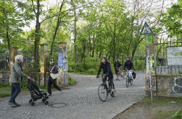 Entrance, fence, Goerlitzer Park, Wiener Strasse, Kreuzberg, Friedrichshain-Kreuzberg, Berlin, Germany, Europe