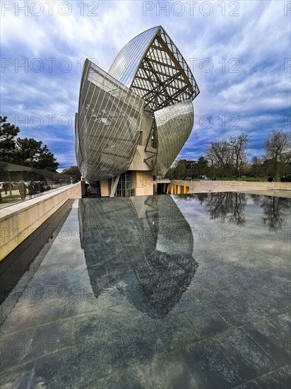 Paris 16e arr, The modern architecture of Louis Vuitton Foundation by Frank Gehry. Ile de France, France, Europe