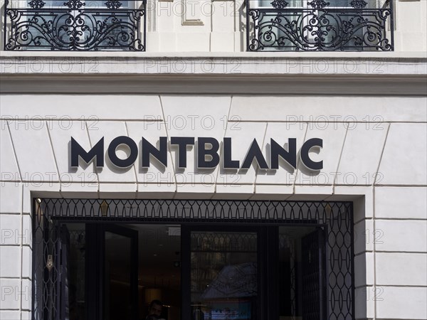 Paris 8e arrondissement. Mont Blanc shop on the champs Elysees avenue, Ile de France, France, Europe