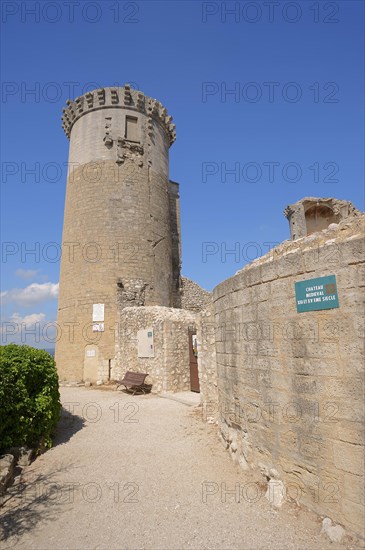 Castle, Chateaurenard, Bouches-du-Rhone, Provence-Alpes-Cote d'Azur, South of France, France, Europe