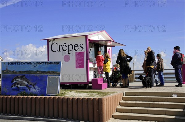 Crepes stand, Hoernum, Sylt, North Frisian island, Schleswig Holstein, Visitors standing at a crepes stand on a sunny coast, Sylt, Schleswig-Holstein, Germany, Europe