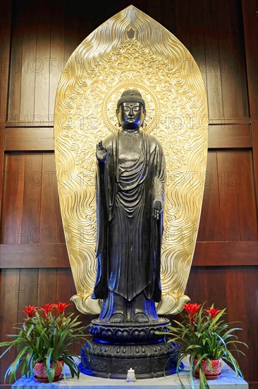 Jade Buddha Temple, Shanghai, Large Buddha statue in front of a gold-decorated background, Shanghai, China, Asia