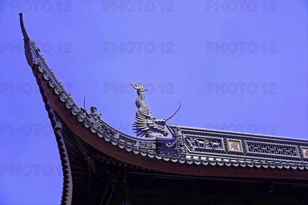 Jade Buddha Temple, Shanghai, detailed view of a temple roof with a dragon sculpture against a blue sky, Shanghai, China, Asia