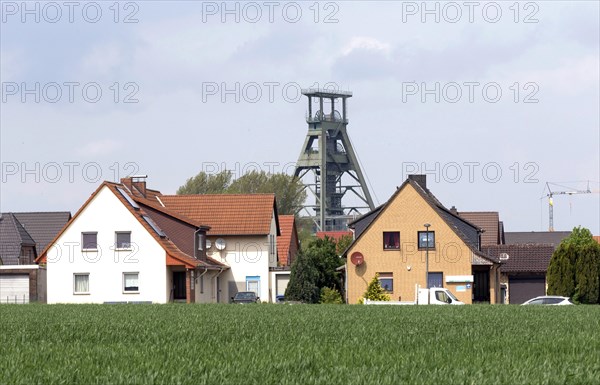 Conveyor tower of Schacht Konrad, a disused iron ore mine. The first final repository for low and intermediate-level radioactive waste authorised under nuclear law in Germany is being built here, Salzgitter, 09/05/2015, Salzgitter, Lower Saxony, Germany, Europe