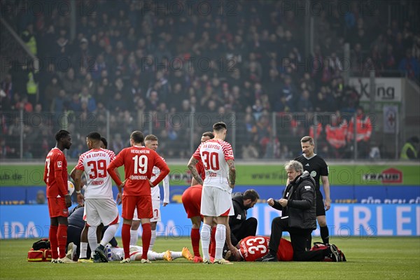 Lennard Maloney 1. FC Heidenheim 1846 FCH (33) Xavi Simons RasenBallsport Leipzig RBL (20) injured on the ground, injury, Referee Referee Tobias Welz, Voith-Arena, Heidenheim, Baden-Wuerttemberg, Germany, Europe