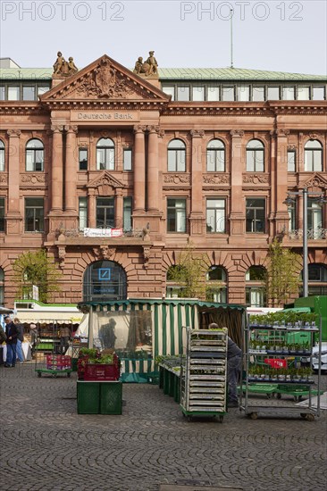 Deutsche Bank with market stalls at the Domshof in Bremen, Hanseatic City, State of Bremen, Germany, Europe