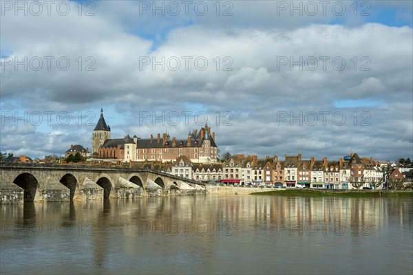 Gien. River Loire and the old bridge. Loiret departement. Centre-Val de Loire. France