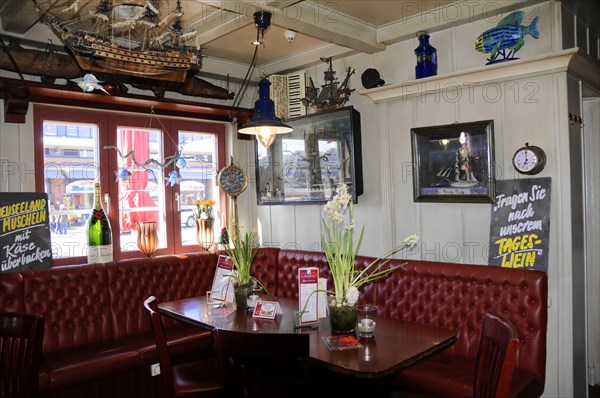 List, harbour, Sylt, North Frisian island, Cosy seating area in a restaurant with maritime decoration and view outside, Sylt, Schleswig-Holstein, Germany, Europe