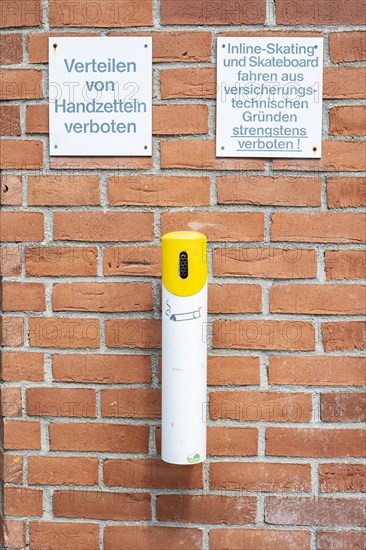 Distribution of flyers prohibited, warning sign on a brick wall on an architectural building in the old town centre of Memmingen, Bavaria, Germany, Europe