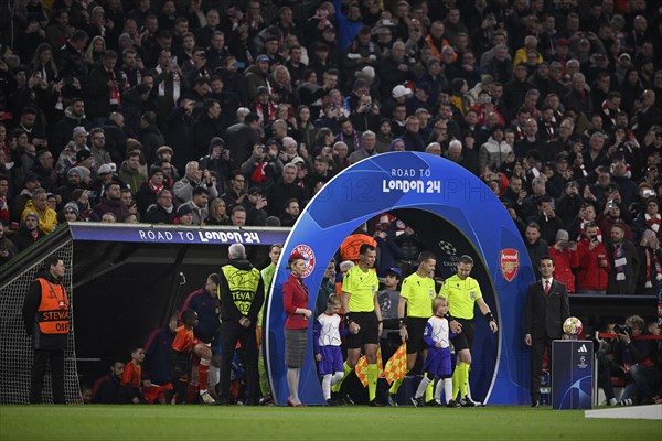 Referee Danny Makkelie (NED) and teams enter the field through Champions League Arch, arch, ROAD TO LONDON, ball kid takes Adidas match ball from the podium, Allianz Arena, Munich, Bavaria, Germany, Europe