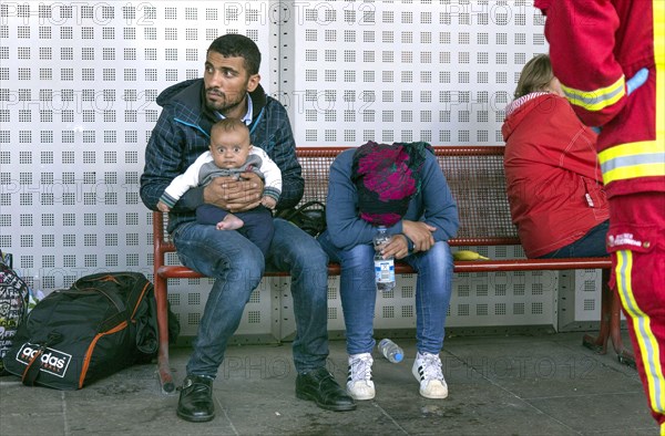 Syrian refugees have arrived at Schoenefeld station on a special train. They are then taken by bus to accommodation in Berlin, 13/09/2015, Schoenefeld, Brandenburg, Germany, Europe