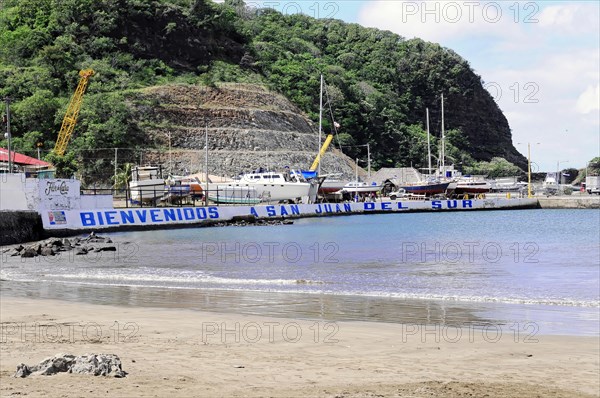San Juan del Sur, Nicaragua, sandy beach beach with a large welcome sign and boats in the background, Central America, Central America