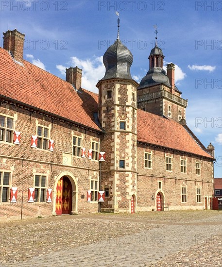 View from the castle courtyard with cobblestones to the outer bailey of the moated castle Schloss Raesfeld, in the background Sterndeuterturm, excursion destination in North Rhine-Westphalia, Freiheit Raesfeld, Muensterland, North Rhine-Westphalia, Germany, Europe