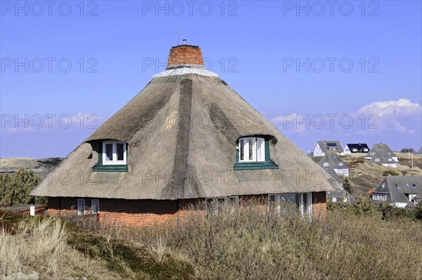 Hoernum, Sylt, North Frisian Island, close-up of a house with thatched roof under a clear blue sky, Sylt, North Frisian Island, Schleswig Holstein, Germany, Europe