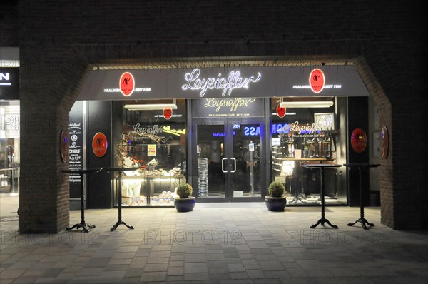 Evening, Westerland, Sylt, Schleswig-Holstein, Illuminated shop front of a bakery at night, Sylt, North Frisian Island, Schleswig Holstein, Germany, Europe