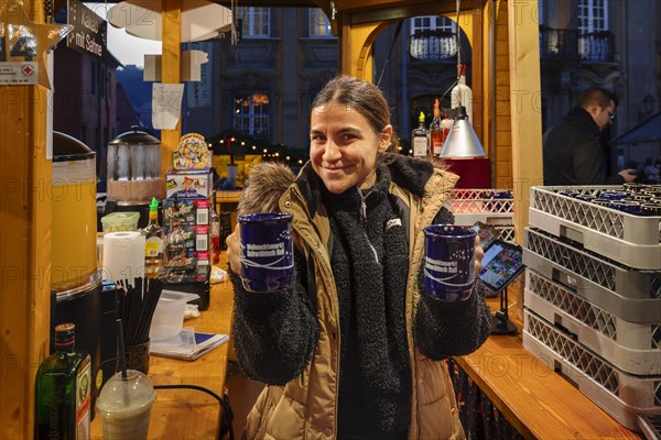 Mulled wine bar at the Christmas market in Schwaebisch Hall, Baden-Wuerttemberg, Germany, Schwaebisch Hall, Baden-Wuerttemberg, Germany, Europe