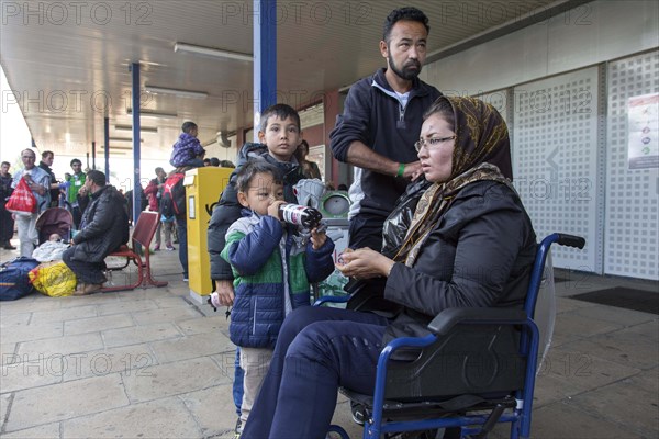 Syrian refugees have arrived at Schoenefeld station on a special train. They are then taken by bus to accommodation in Berlin, 13/09/2015, Schoenefeld, Brandenburg, Germany, Europe