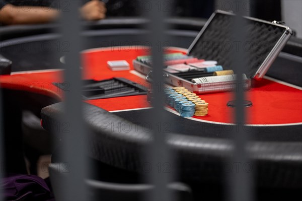 Close-up of poker chips on a casino table, the workplace at night, The Cologne police led a raid against illegal gambling on Friday evening. Around 200 investigators from the police, customs, tax investigation, the public order office, the tax office, the foreigners authority and the gas office were out on the streets of Cologne on Friday evening. They search 25 properties where there are indications that illegal gambling is taking place. And they make a find