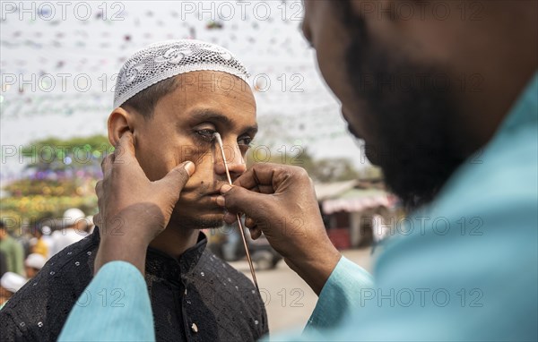 GUWAHATI, INDIA, APRIL 11: A Muslim man applies Surma on eyes during Eid Al-Fitr in Guwahati, India on April 11, 2024. Muslims around the world are celebrating the Eid al-Fitr holiday, which marks the end of the fasting month of Ramadan