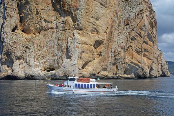 Excursion boat at the rocky coast of Capo Caccia, Alghero, Sassari Province, Sardinia, Italy, Mediterranean Sea, South Europe, Europe