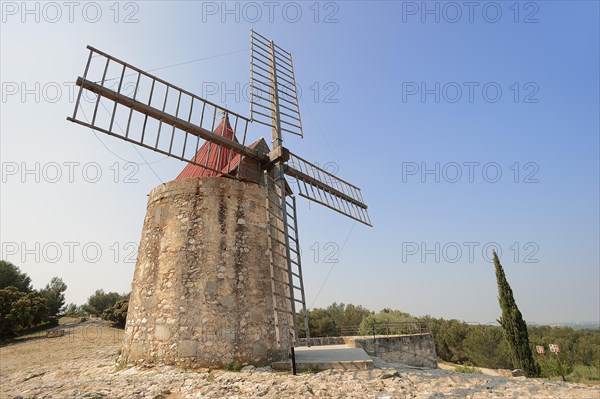 Windmill 'Moulin de Daudet', Fontvieille, Bouches-du-Rhone, Provence-Alpes-Cote d'Azur, South of France, France, Europe